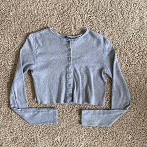 Brandy Melville gray button-up long sleeve cropped shirt | size: xs